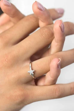 ZINZI zilveren ring zeester wit 8mm ZIR1898