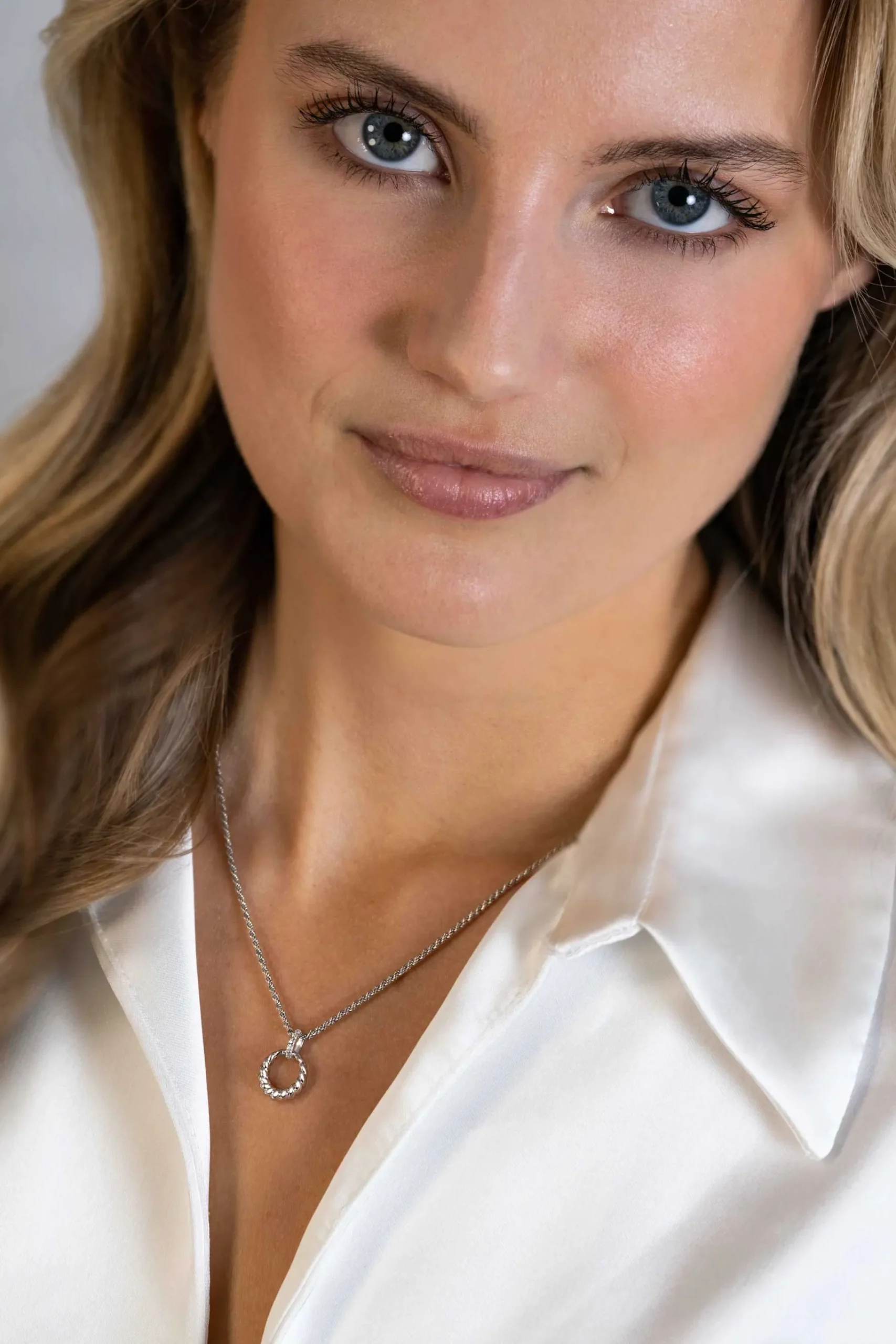 ZINZI zilveren ronde hanger 15mm gedraaid motief, hangoog bezet met witte zirconia's ZIH2403 (zonder collier)
