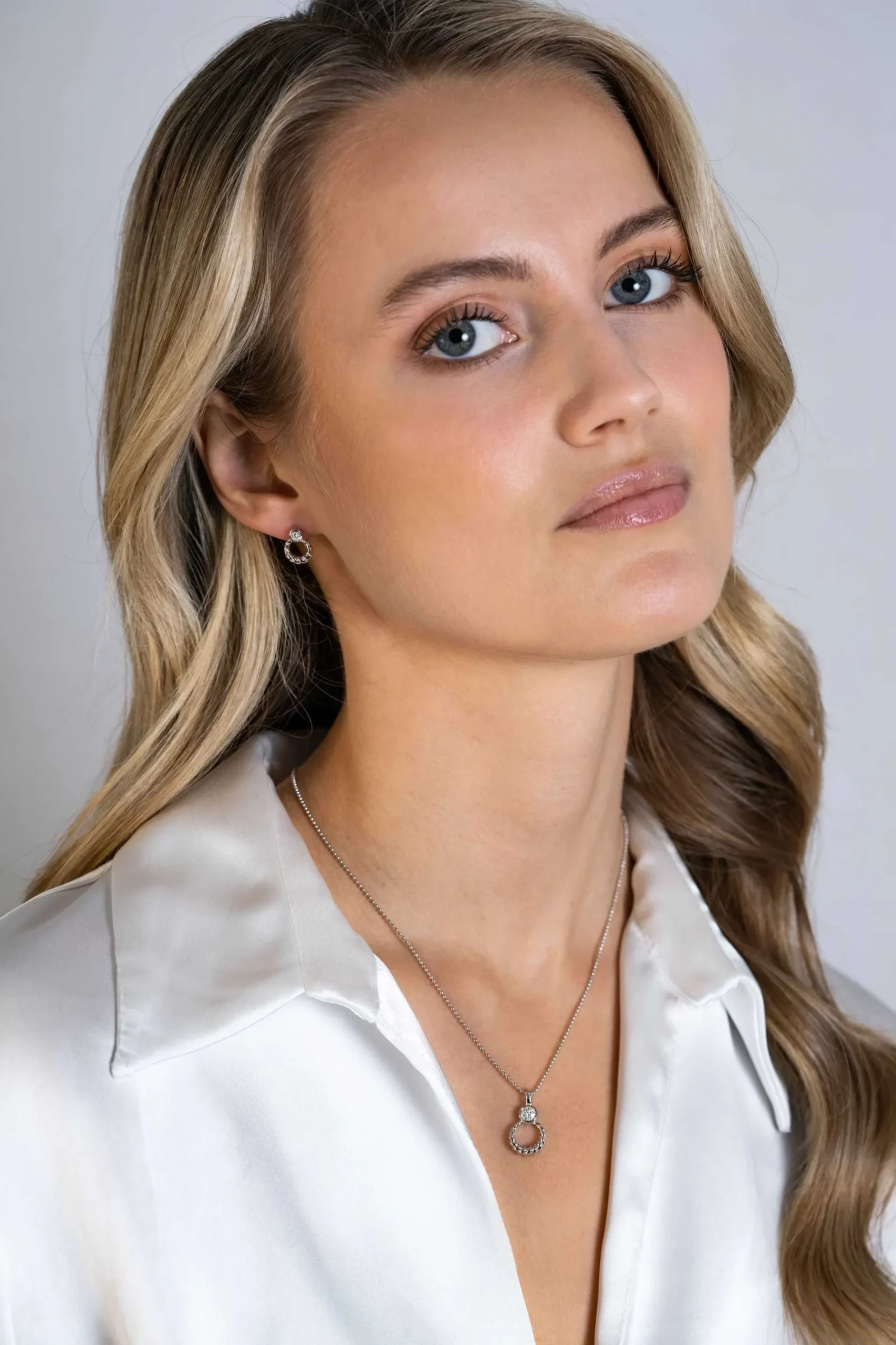 ZINZI zilveren ronde hanger 20mm gedraaid motief, bezet met witte zirconia's ZIH2390 (zonder collier)