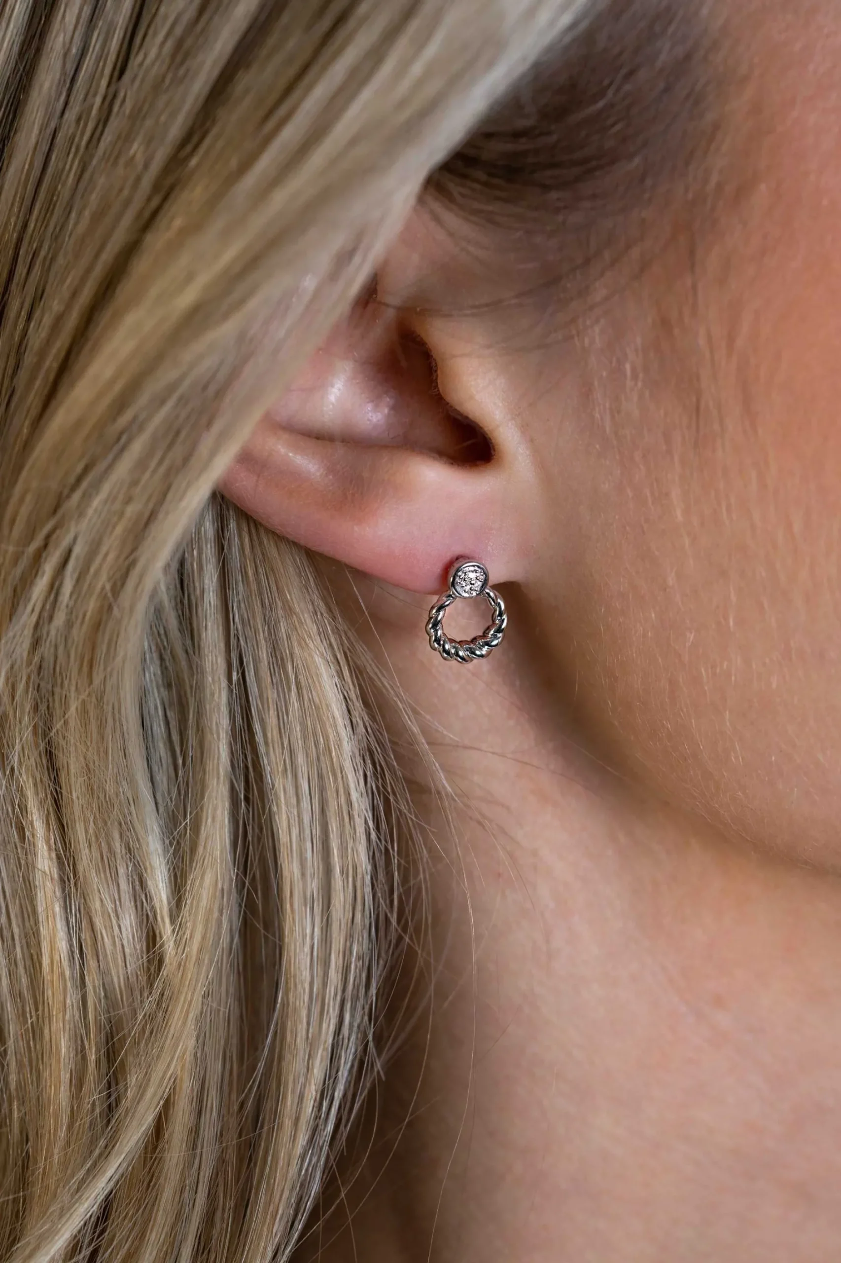 ZINZI zilveren ronde oorstekers 12mm gedraaid motief, bezet met witte zirconia's ZIO2390