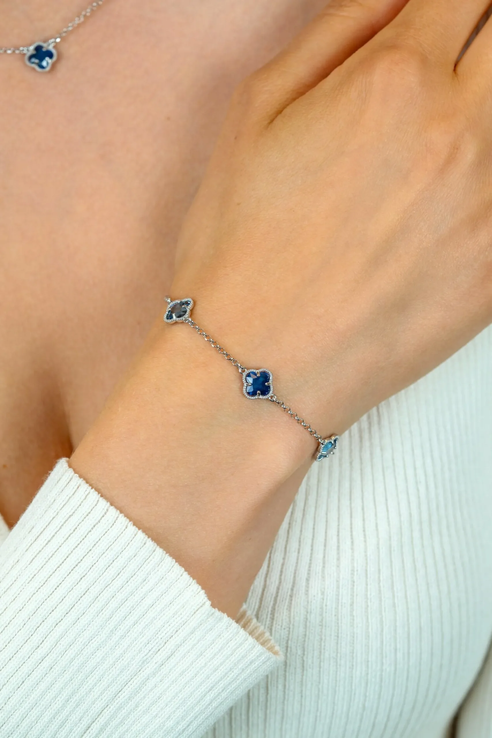 ZINZI zilveren schakel armband met twee lichtblauwe klavers en een donkerblauwe klaver in het midden 17-20cm ZIA2663B