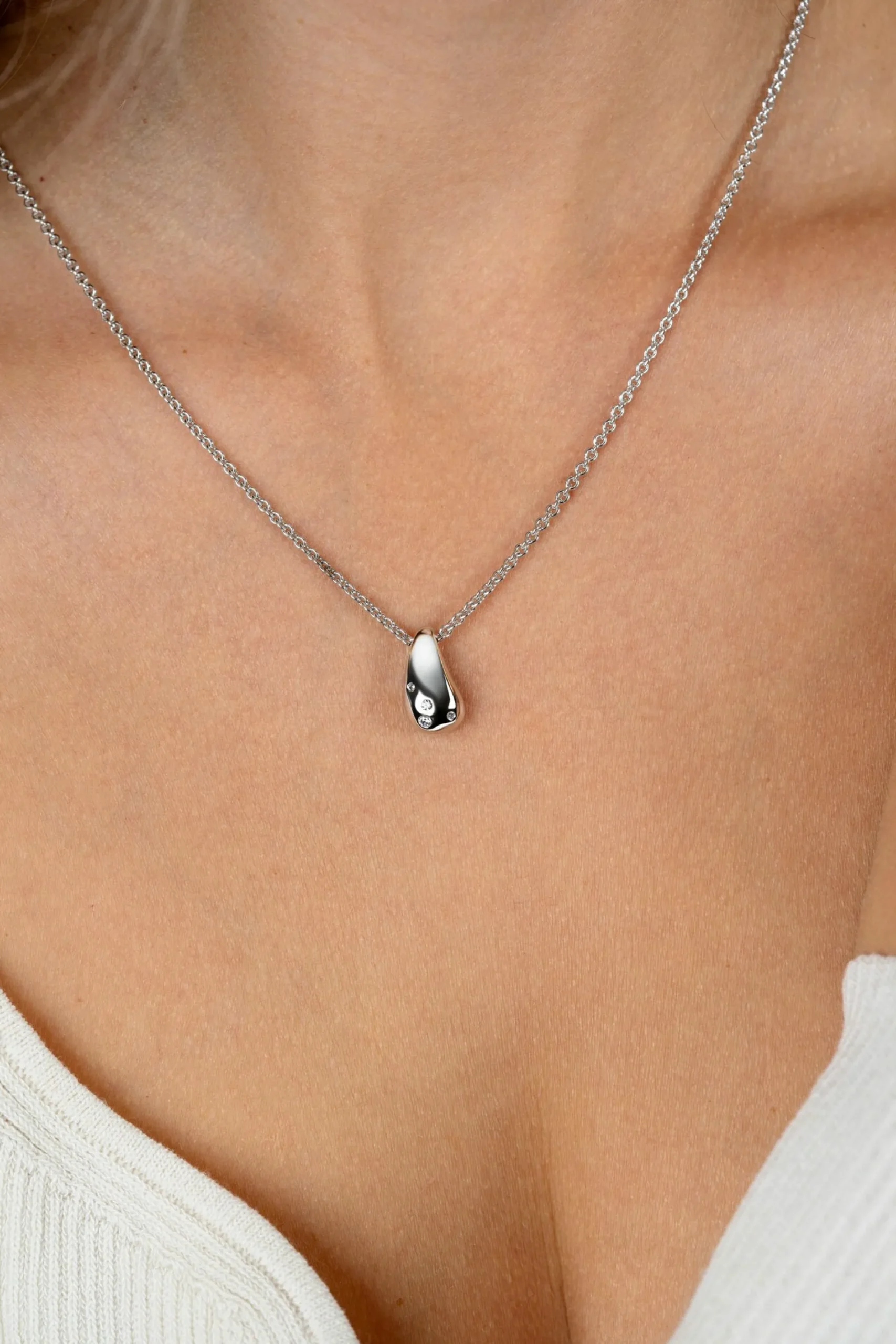 ZINZI zilveren schakel ketting met druppelvormige hanger (15mm) bezet met vier witte zirkonia's 42-45 cm ZIC2655