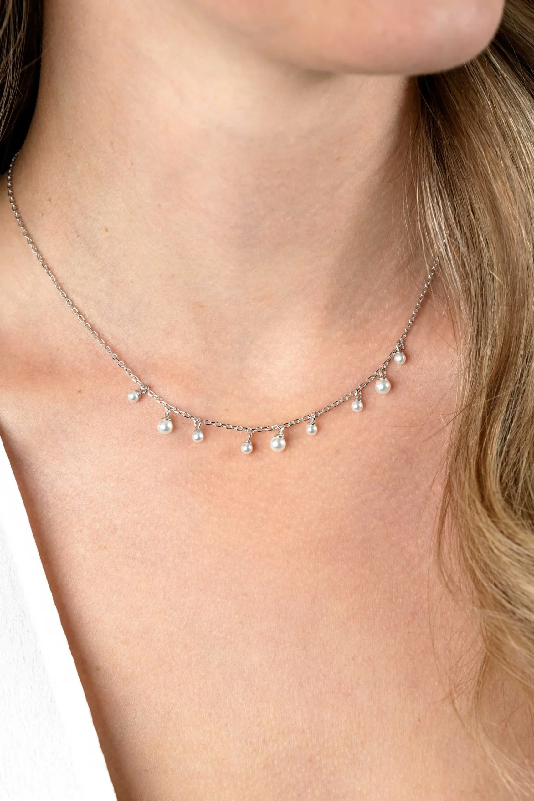 ZINZI zilveren schakelketting met negen ronde witte glasparels in verschillende groottes, speels verdeeld over de ketting 40-45cm ZIC2623