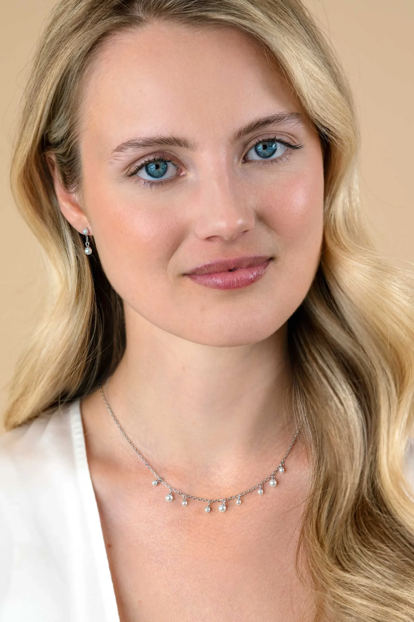 ZINZI zilveren schakelketting met negen ronde witte glasparels in verschillende groottes, speels verdeeld over de ketting 40-45cm ZIC2623