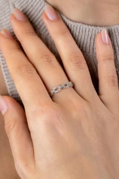 ZINZI zilveren schakelring met trendy ovale schakels, schitterend bezet met witte zirconia's 4mm breed ZIR2552