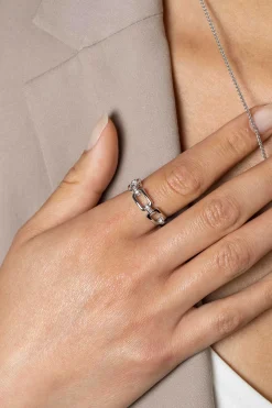ZINZI zilveren stoere schakelring (6mm breed) waarbij drie rechthoekige schakels sierlijk met elkaar zijn verbonden. De verbinding-schakels zijn bezet met witte zirconia's ZIR2494