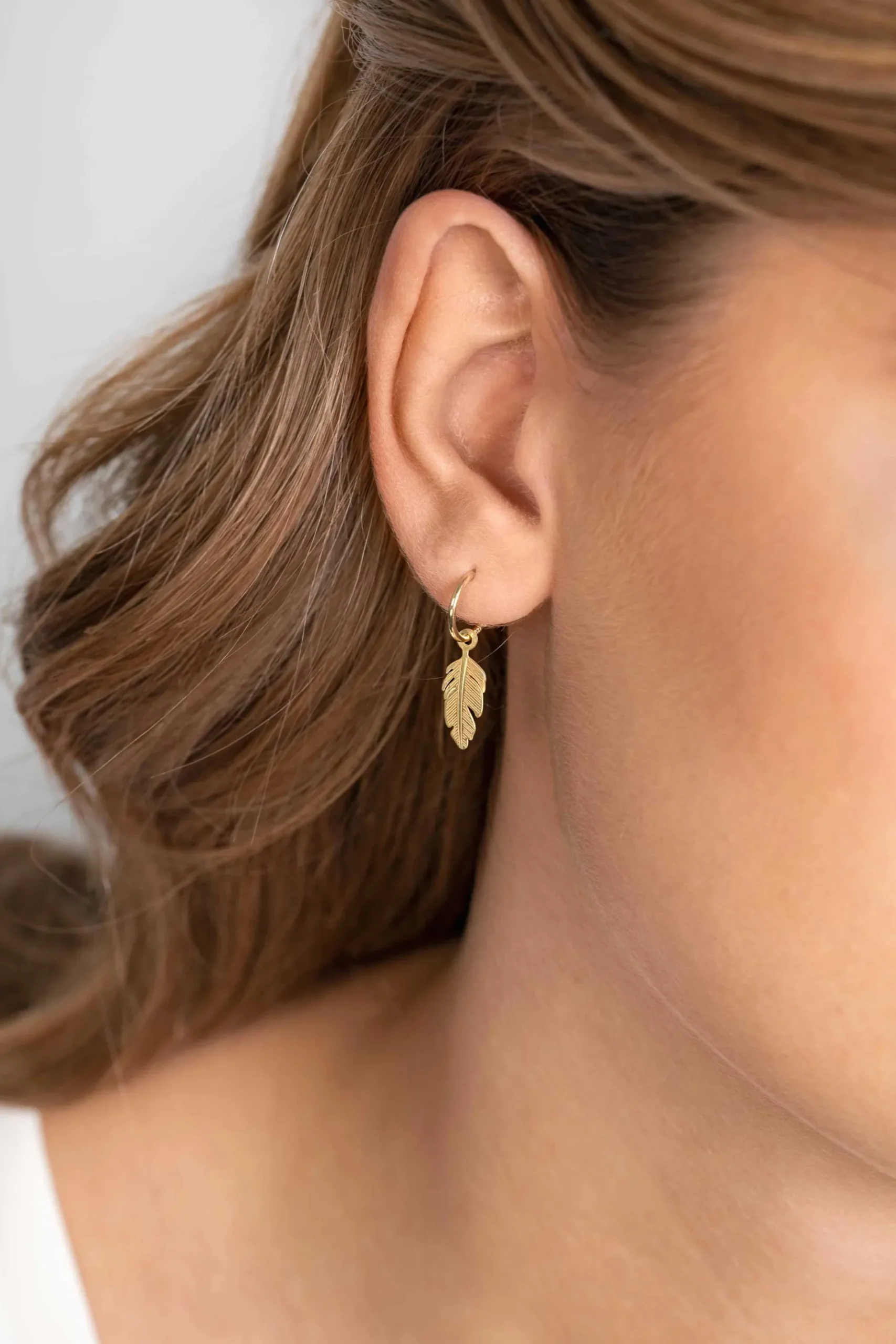 ZINZI zilveren trendy oorsieraden 14K geel verguld veertje ZIO1867G