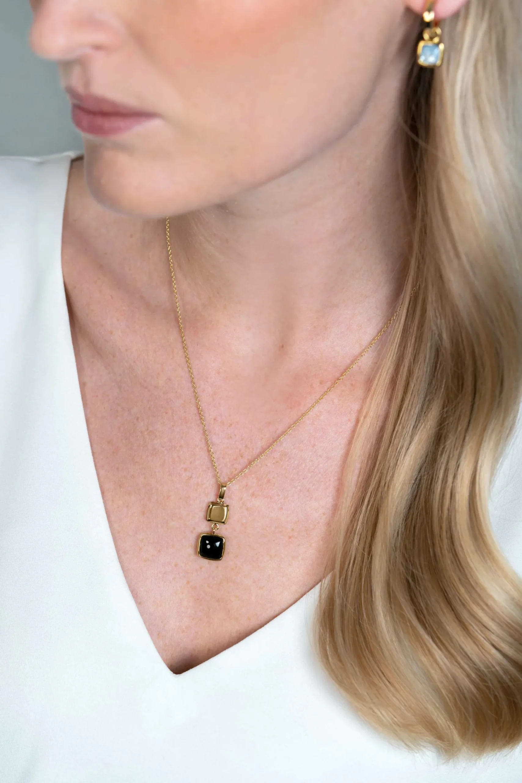 ZINZI zilveren tweezijdige hanger 14K geel verguld vierkant met zwarte onyx en wit parelmoer 30mm ZIH2257G (zonder collier)
