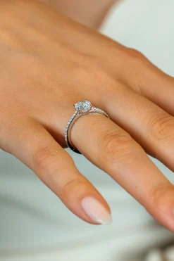 ZINZI zilveren verlovingsring met een grote ronde witte zirkonia (6,5mm) in vierpootszetting en klein hartje aan de zijkant ZIR2696