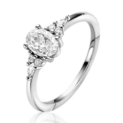 ZINZI zilveren verlovingsring met grote ovale witte zirkonia (7mm) en kleinere zirkonia's, met klein hartje aan de zijkant ZIR2698