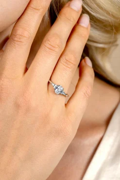 ZINZI zilveren verlovingsring met grote ovale witte zirkonia (7mm) en kleinere zirkonia's, met klein hartje aan de zijkant ZIR2698