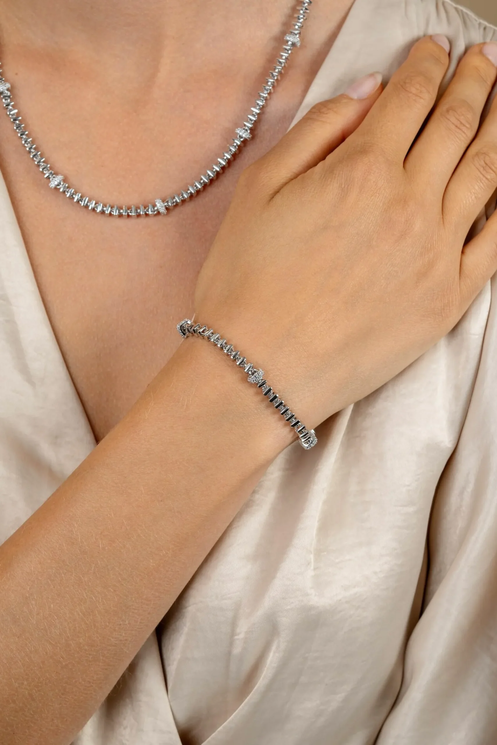 ZINZI zilveren vierkante schakel armband 6mm breed afwisselend bezet met witte zirkonia's 19cm ZIA2678